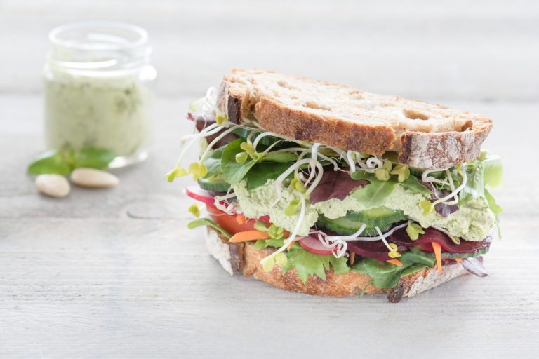 Sandwich basilicum amandel tofuspread Sandwich basilicum amandel tofuspread