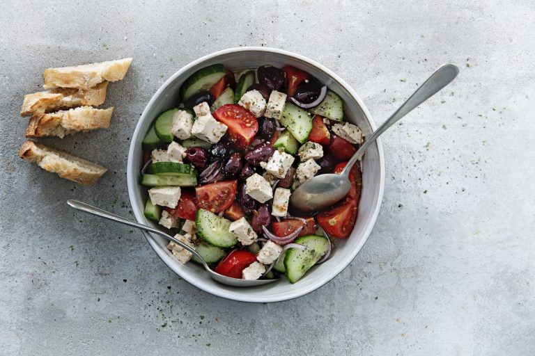blokjes olijf Griekse salade liggend Griekse Salade met SoCheeze