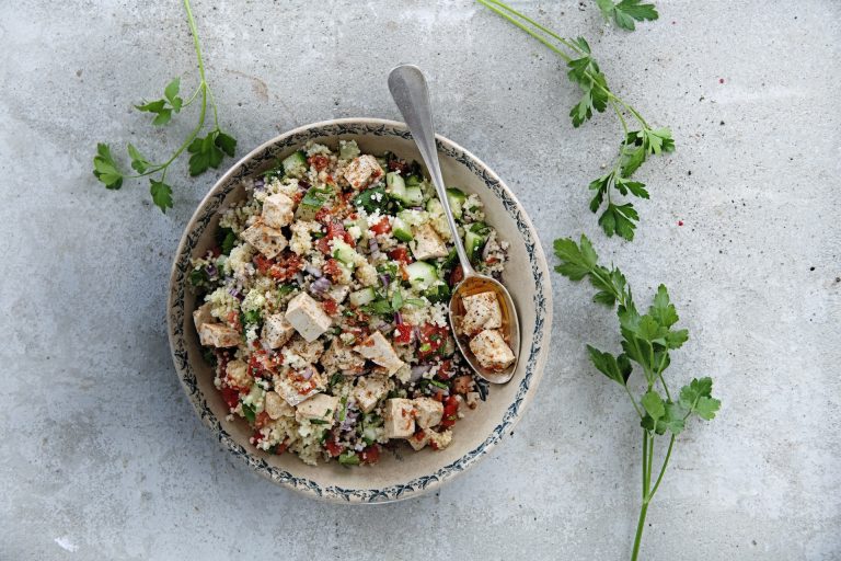 blokjes tomaat couscoussalade liggend CousCous salade met SoCheeze