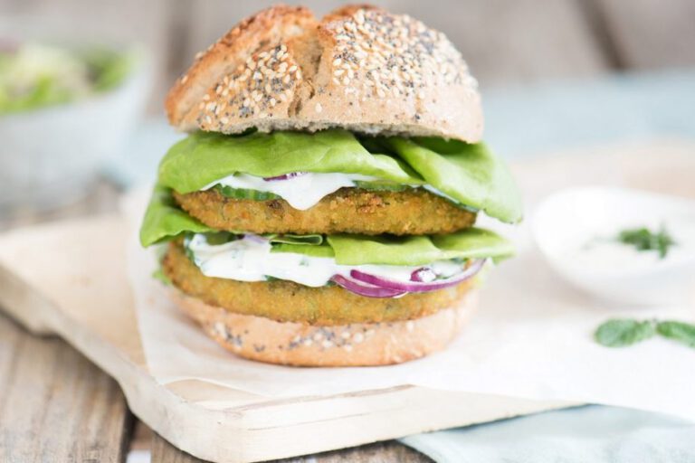 big-brokkoli-burger-mit-joghurt-gartenkraeuter-dressing big-brokkoli-burger-mit-joghurt-gartenkraeuter-dressing