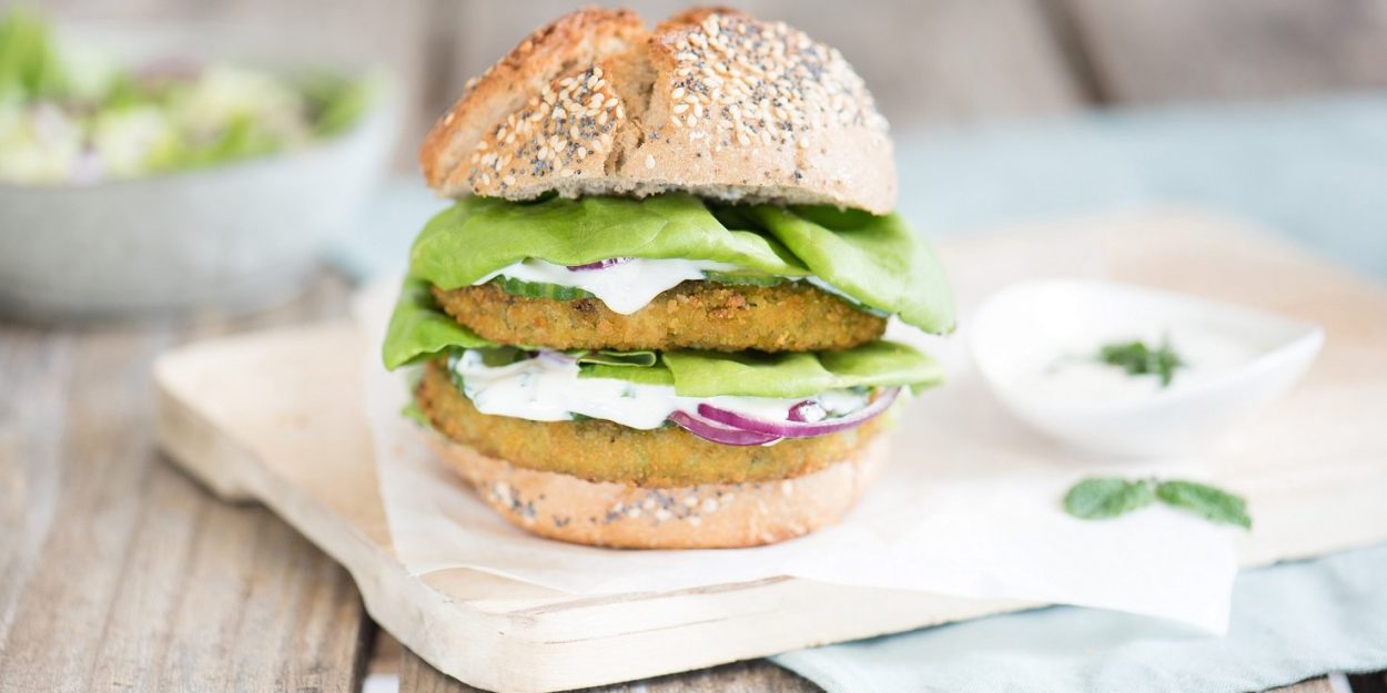 big-brokkoli-burger-mit-joghurt-gartenkraeuter-dressing