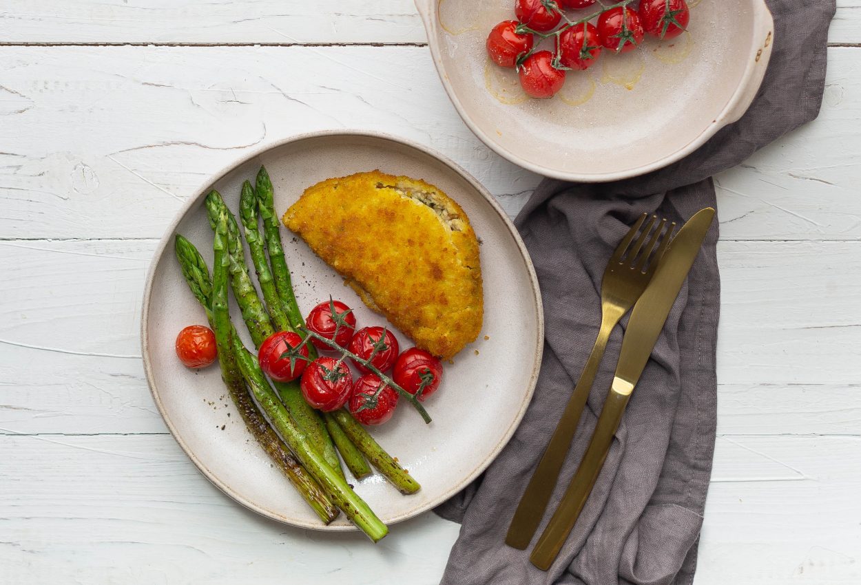 spinat-schnitzel-mit-gruenem-spargel-und-ofentomaten