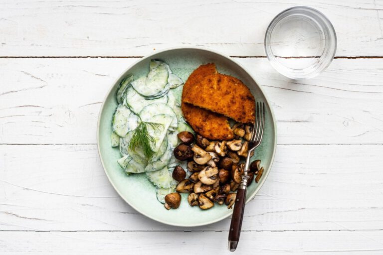 sofisch-burger-mit-gebratenen-pilzen-und-gurkensalat sofisch-burger-mit-gebratenen-pilzen-und-gurkensalat