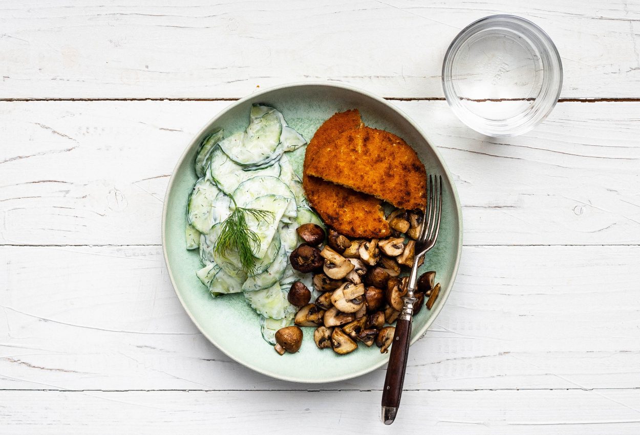 sofisch-burger-mit-gebratenen-pilzen-und-gurkensalat