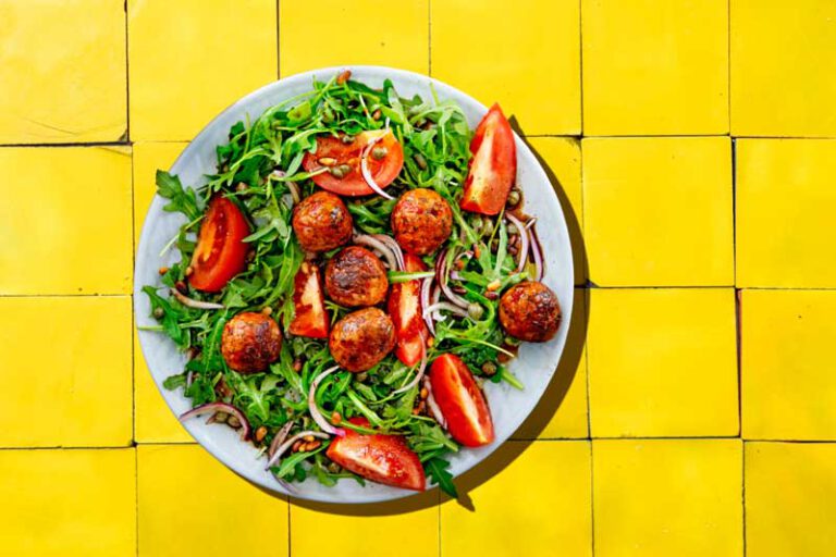 Salatteller mit Rucola und Powerballs - Sofine DE