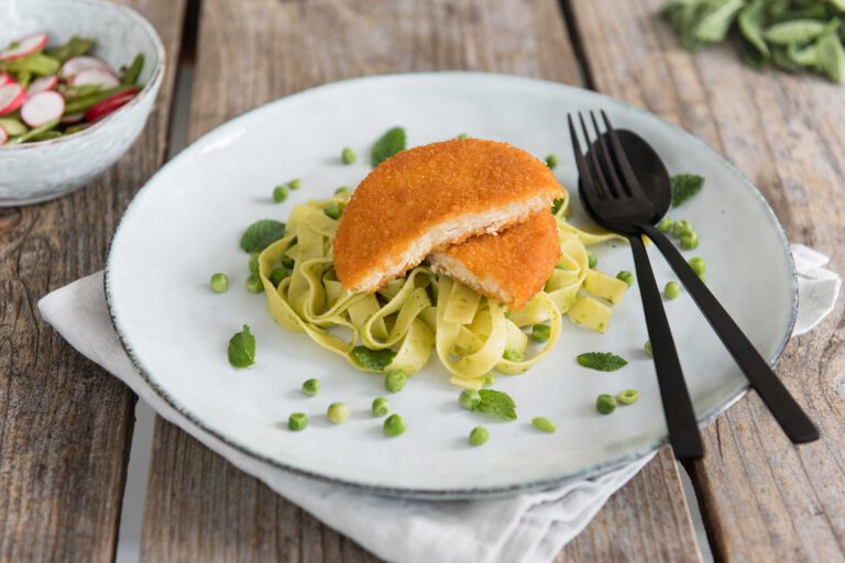 sofish-burger-mit-erbsenpuree-und-tagliatelle sofish-burger-mit-erbsenpuree-und-tagliatelle