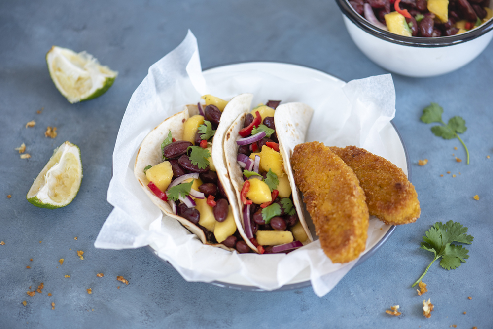 sommerliche-tostadas-mit-sochicken-staebchen-und-mango-salsa-mit-kidney-bohnen