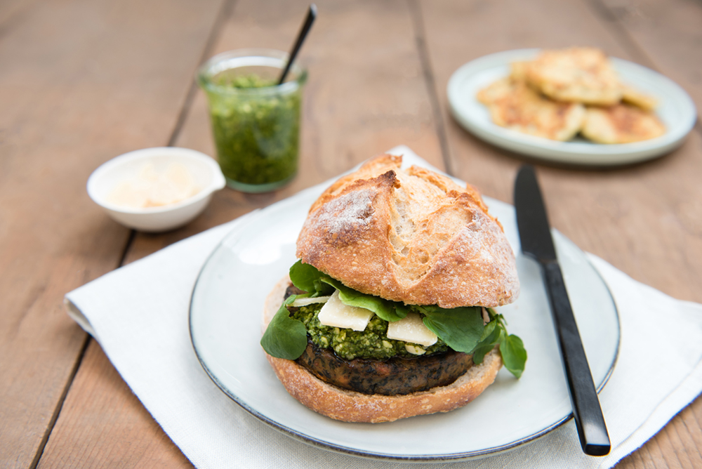 grunkohl-burger-mit-pesto-aus-brunnenkresse