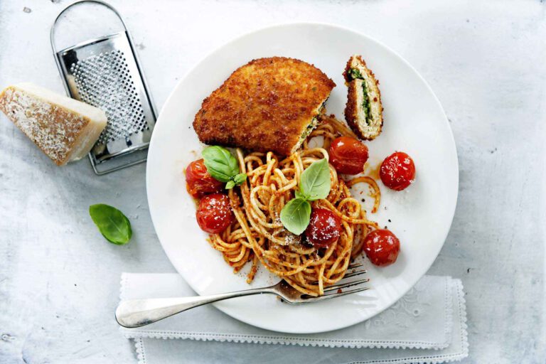 pasta-mit-tomaten-und-spinatschnitzel pasta-mit-tomaten-und-spinatschnitzel