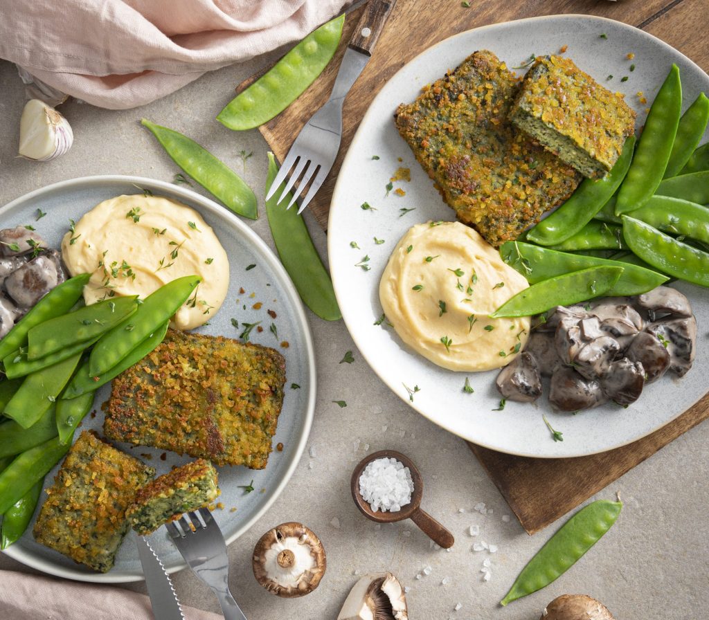 Gemüse Cheeze Puffer mit Kartoffelpüree, Zuckerschoten und Champignons ...