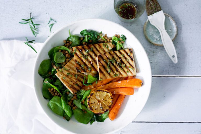 rosmariini-sitrus-tofua-ja-pinaatti-linssisalaattia rosmariini-sitrus-tofua-ja-pinaatti-linssisalaattia