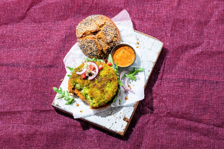 BROCCOLI BURGER BURGER OP EEN BROODJE
