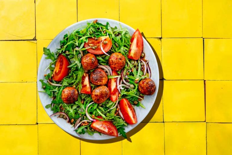 Salatteller-mit-Rucola-und-Powerballs