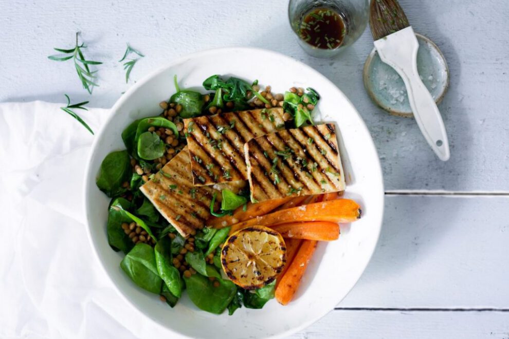 Rosmariini-sitrus_tofua_ja_pinaatti-linssisalaattia-1024×768