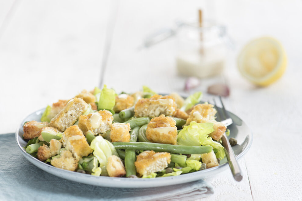Vegan Ceasar Salade met SoChickensticks en sperzieboontjes 02_72dpi